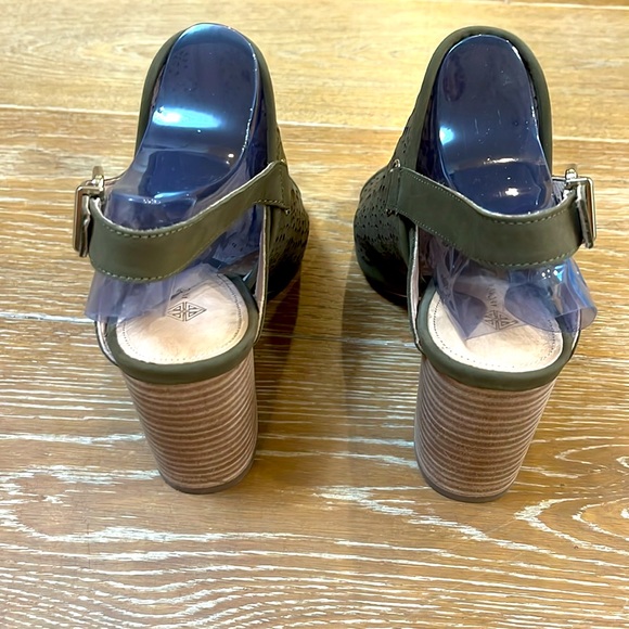 Antonio Melani 8.5 open toed shoe. Great condition. Only worn inside. - Picture 3 of 8